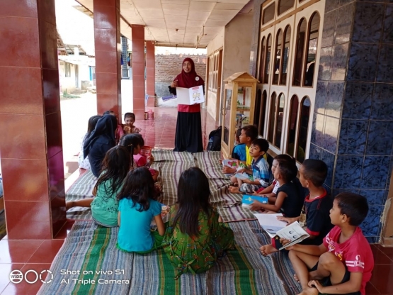 Aktivitas Anis Hidayatie bersama anak-anak. Gambar: Dokumentasi Anis Hidayatie