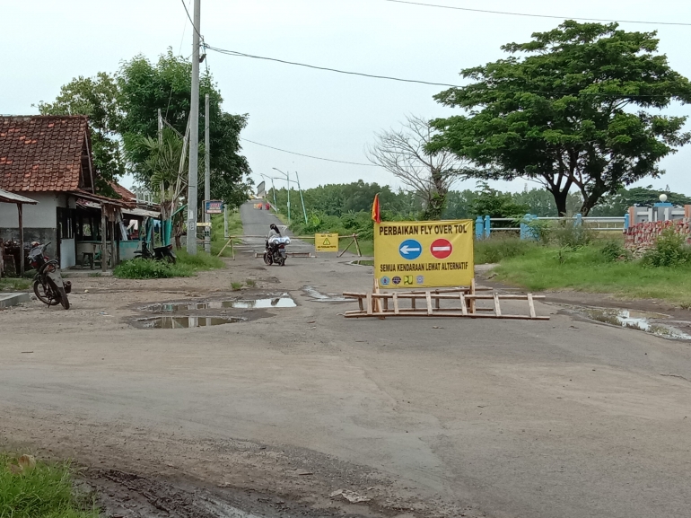 Papan peringatan penutupan fly over tol di Sengon (Tanjung)-Limbangan (Kersana) | dok. pribadi