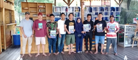 Anis Hidayatie bersama kaum pemuda untuk aktif di kegiatan literasi. Gambar: Dokumentasi Anis Hidayatie