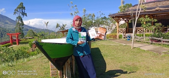 Selalu ada buku baru di tangannya. Gambar: Dokumentasi Anis Hidayatie