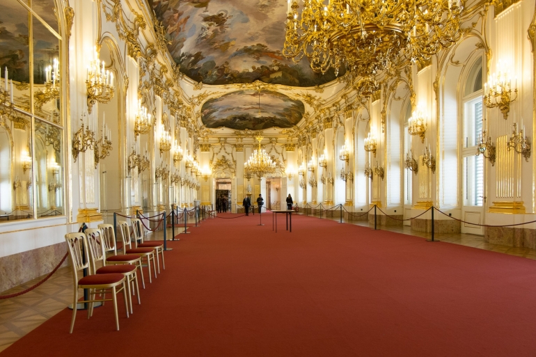 Salah satu ruangan di Istana Schonbrunn. Sumber: Ralf Roletschek / wikimedia 