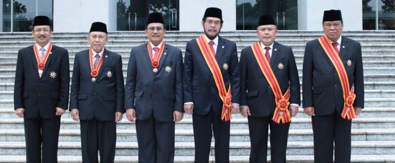 Enam hakim MK berfoto bersama di halaman MK usai menerima penghargaan Bintang Mahaputra. (Foto: Humas MK)