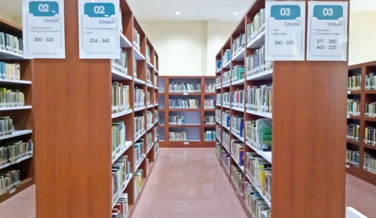 Gambar rak buku perpustakaan Universitas Muhammadiyah yang baru / sidoarjonews.id/Farid Ardiansyah 