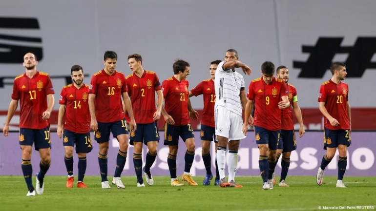 Para pemain timnas Spanyol merayakan gol ke gawang Jerman dalam liga bangsa-bangsa Eropa (18/11/2020). Sumber foto: Marcelo Del Pozo/Reuters via dw.com
