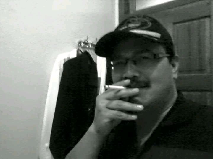 Gambar 1, Rokok terselip dibibir, seolah sudah menjadi ikon dalam setiap penampilanku (Doc. FMT)