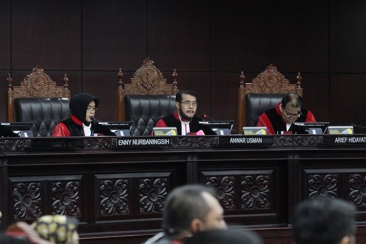 Ketua Mahkamah Konsititusi (MK) Anwar Usman (tengah) didampingi dua hakim konstitusi Enny Nurbaningsih (kiri) dan Arief Hidayat (kanan) memimpin sidang pendahuluan sengketa hasil Pemilu Legislatif 2019 di gedung MK, Jakarta, Rabu (10/7/2019). (ANTARA FOTO/Reno Esnir/ama via kompas.com)
