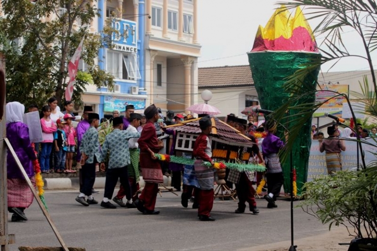 Anak-anak SD mengikuti karnaval budaya Bangka (foto:agusyaman)