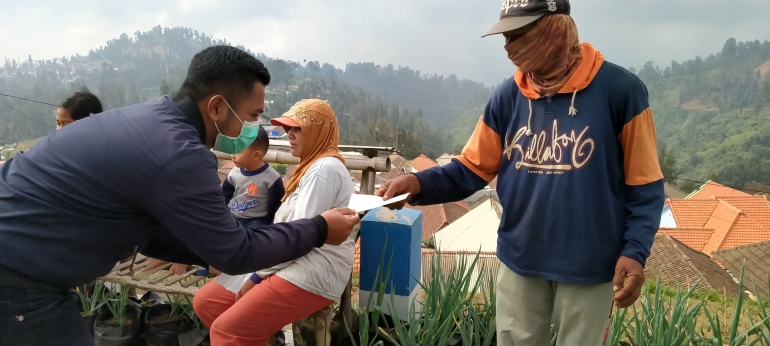 bagi-bagi masker di jalan