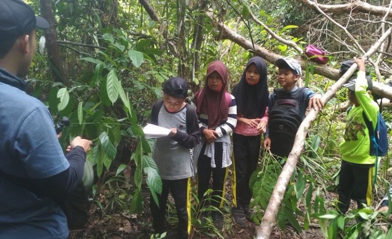 Siswa-siswi SDN 10 Nanga Tayap belajar tentang tumbuhan ketika fieldtrip di hutan dekat sekolah mereka, beberapa waktu lalu. (Foto : Yayasan Palung).