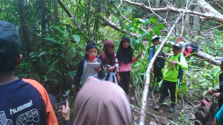 Saat siswa-siswi SDN 20 Nanga Tayap mempresentasikan tentang hasil identifikasi tumbuhan. (Foto : Yayasan Palung).