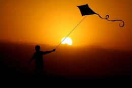 Layang-layang terbang tinggi menyambut matahari. Sumber gambar: Pixabay, karya cocoparisienne