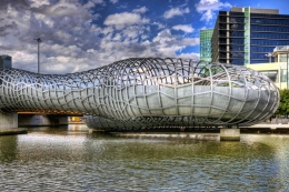 Webb Bridge dengan desainnya yang unik. Sumber: Architravel