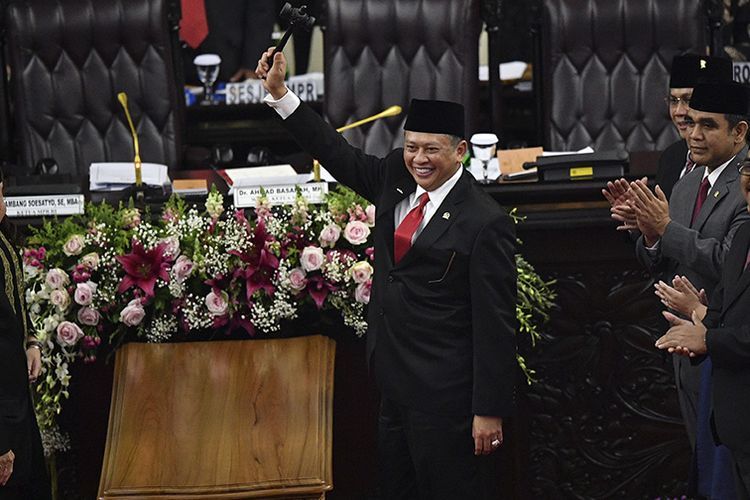 Ketua MPR Bambang Soesatyo (tengah) mengangkat palu sidang usai pelantikan pimpinan MPR periode 2019-2024 di ruang rapat Paripurna MPR, Kompleks Parlemen, Senayan, Jakarta, Kamis (3/10/2019). (ANTARA FOTO/NOVA WAHYUDI via kompas.com)