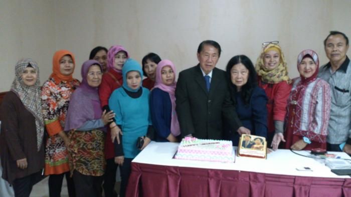 Mbak Arini yqng menghadiahkan kue ultah nomor 3 dari kanan(dok pribadi)