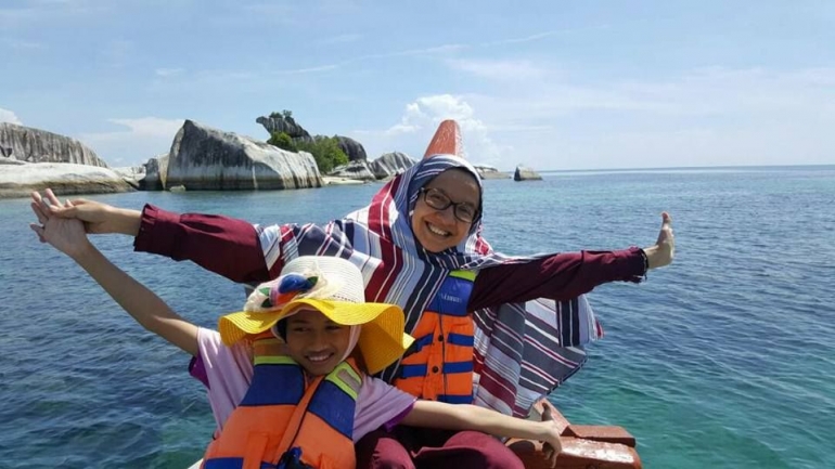 Teteh berlayar di laut sekitar pulau Belitung April 2017 (Dokpri) 