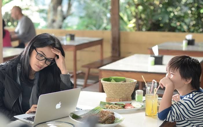 Ilustrasi Salah satu adegan dalam film Wonderful Life (2016), tampak Amalia (Atiqah Hasiholan) dan anaknya, Aqil (Sinyo) di sebuah rumah makan. Pada plot adegan di rumah makan ini, penonton dibawa pada suasana keseruan, dan kelucuan, tapi paradoks, ironis, dan kurang edukatif. Meskipun alasannya kepepet dan terpaksa, kabur tidak membayar, terlepas di ujung film ini, ada adegan membayar dengan mengirim amplop berisi uang berikut foto si ibu dan anaknya/femina.co.id