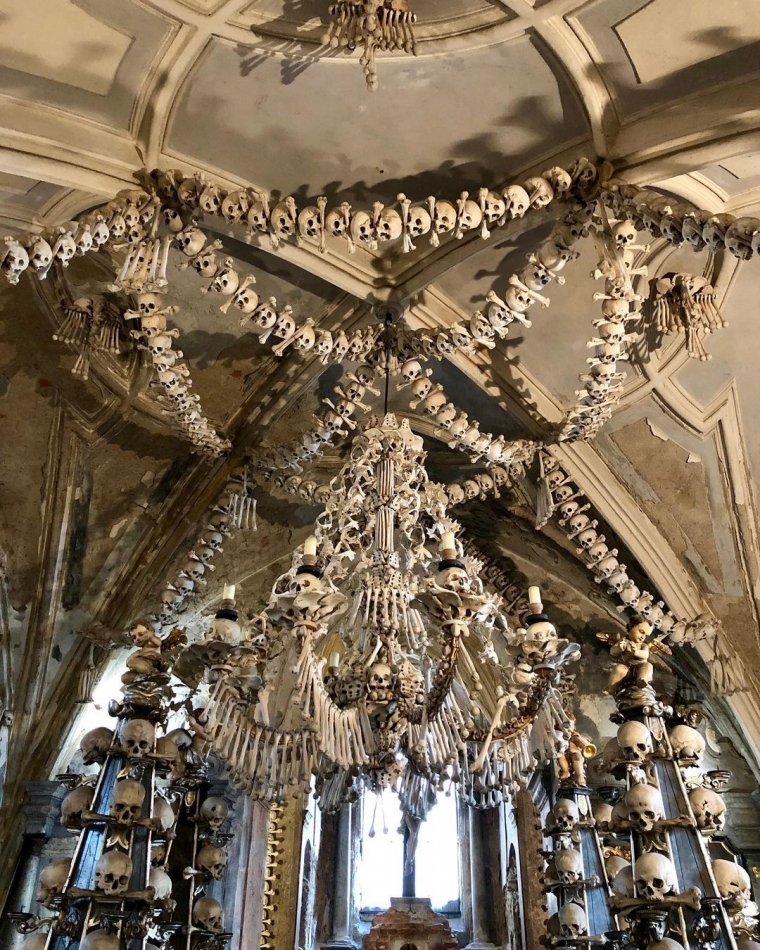 Chandellier dari kerangka manusia (Foto Dok. Pribadi)