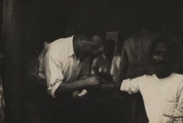 Seseorang mendapat vaksinasi (kemungkinan di Maluku), sekitar 1835. Sumber: KITLV