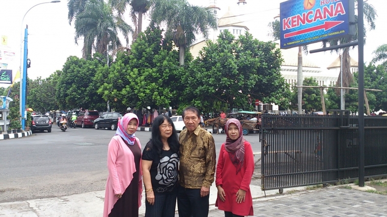 berfose bersama mbak Gita Gamita dari kiri kekanan saya,suami dan Mbak Tuti Tutilawati(dok pribadi)