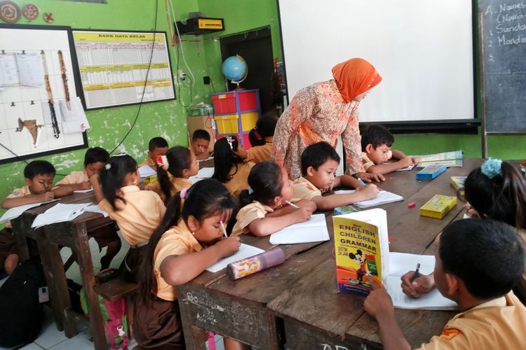 Guru mengajar di kelas.(Shutterstock via kompas.com)