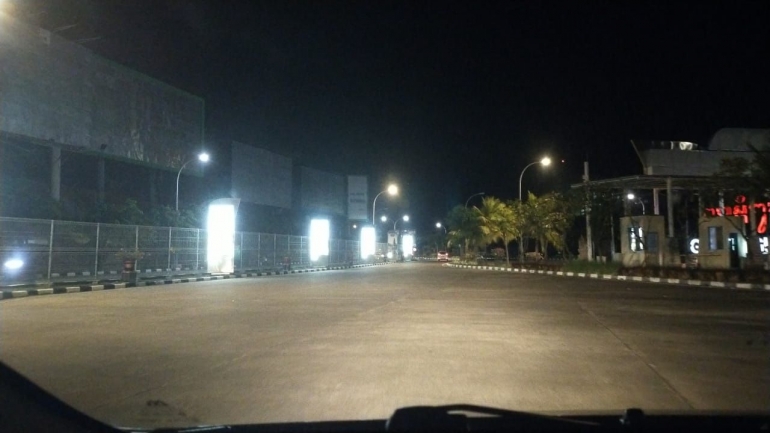 Salah satu ruas jalan dekat Bandara Ngurai Rai yang tampak sepi pada pukul delapan malam waktu setempat. Foto (19 Nov 2020)Sumber: dokpri