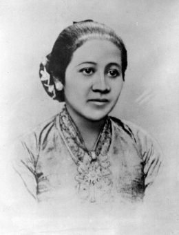 Deskripsi : Ibu Kita Kartini menjadi sosok yang acapkali ibu ceritakan I Sumber Foto : wikipedia