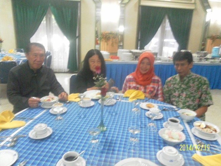 Makan bersama dengan mas Toto Endargo dan isteri Mbak  Dyah Ambarwati di Cilacap (dok pribadi)