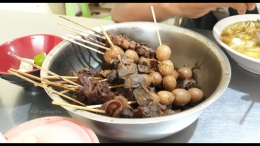 Teman makan soto yang menambah semangat makan. Bisa memilih sate daging, sate ayam, atau sate telur puyuh. Mariii... | Foto: Wahyu Sapta.