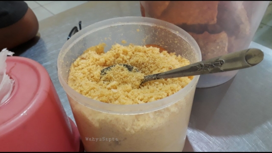 Bubuk koya merupakan campuran kerupuk udang dan bawang putih goreng yang dihaluskan. Rasanya gurih. Bisa mengambil sesuai dengan selera penikmat soto. Mantap! | Foto: Wahyu Sapta.