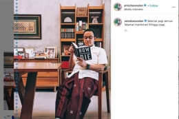 Anies Baswedan mengunggah foto dirinya tengah membaca buku How Democracies Die (Instagram Anies Baswedan via kompas.com)