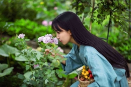 Li Ziqi dengan lingkungan pekarangan rumahnya yang asri dan penuh bunga. Sumber: liziqishop.com
