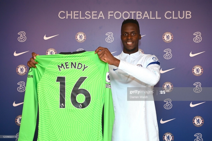 Edouard Mendy saat diperkenalkan sebagai penjaga gawang baru Chelsea. (Getty Images)