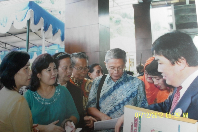 Gunawan(Alm)nomor 1 dr kanan dan Isteri bu Ina nomor 2 dr kiri(dok pribadi)