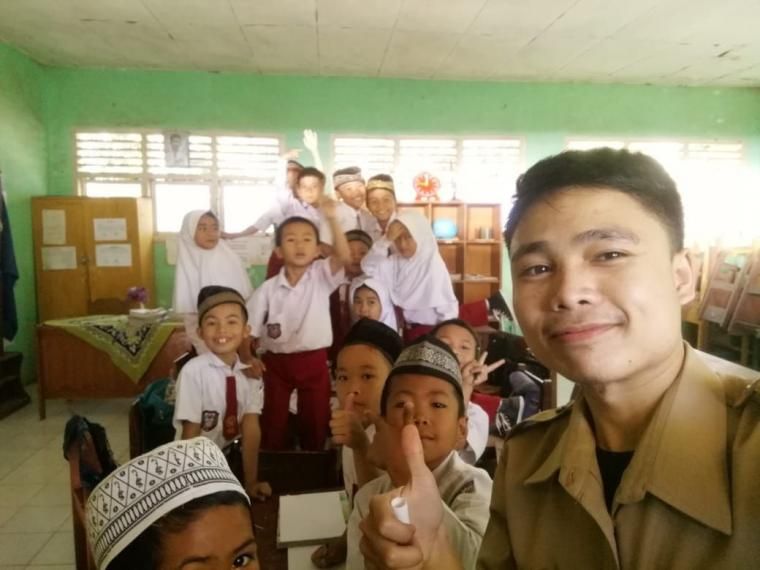 Foto bersama siswa SD (2019). Dok. Ozy V. Alandika