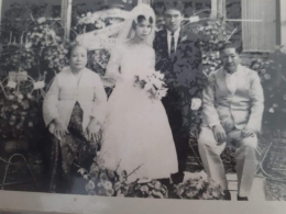 ket.foto: didampingi ayah dan ibu saat pernikahan kami ,2 Januari,1965../dokumentasi pribadi