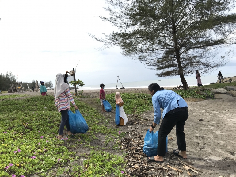 Kegiatan KKN di Pantai Cermin Bersama Anak Desa Kampung Sato (25/10).