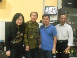 Berfoto dengan Pak Budi (nomor dua dari kanan) dan Pak Sunardi (dok pribadi)