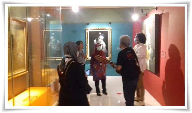 Kepala Museum Basoeki Abdullah berbincang dengan sebagian peserta pameran 'Semesta Perempuan' (Dokpri)