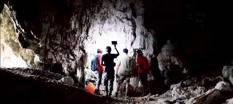 Tim arkeolog Balar Sulut mengamati kondisi permukaan gua yang ditemukan gambar cadas. Sumber: Balar Sulut/Nasrullah Azis