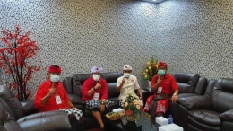 RILEKS- Pasangan Calon Bupati dan Wakil Bupati Tabanan Nomor 1 Jaya-Wira saat rileks diruang tunggu TVRI Bali didampingi Tim Suksesnya.