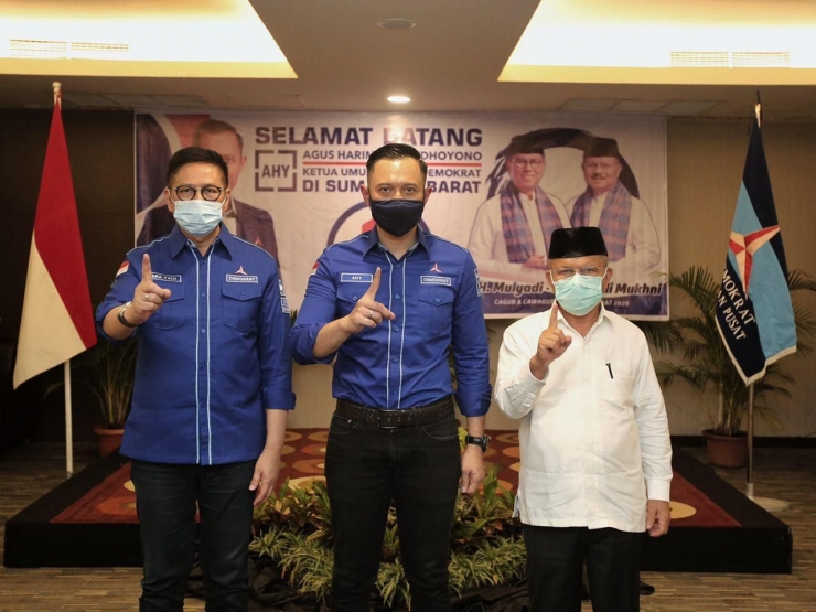 'Gerilya Nusantara' Ketua Umum Partai Demokrat Agus Harimurti Yudhoyono (tengah), Calon Gubernur Sumbar Mulyadi (kiri), Calon Wakil Gubernur Sumbar Ali Mukhni (kanan), Sumber: detik