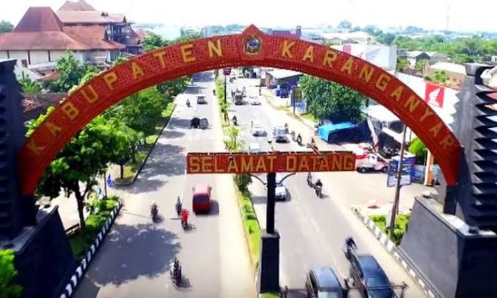 Gapura selamat datang Kabupaten Karanganyar, Jawa Tengah. Gambar: javatravel.net
