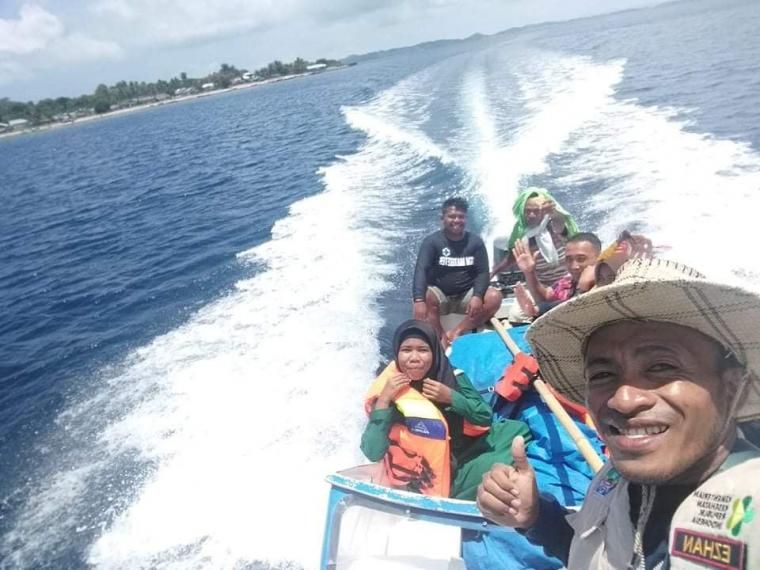 Para tenaga Kesehatan dalam pusling laut. dokumen Anyong