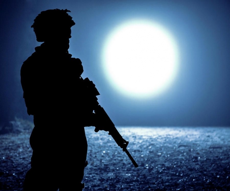 Sumber : Black Silhouette of Soldier at Night oleh Oleg Zabielin