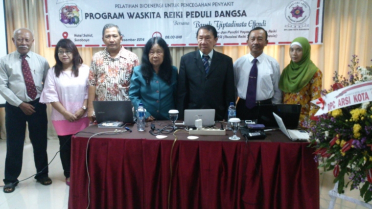 Bersama teman teman Surabaya nomor3 dari kiri Pak Sarwono Untoro (dok pribadi)