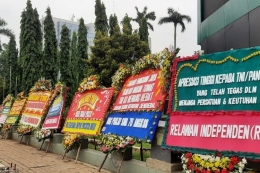 Markas Kodam Jaya di Cililitan, Jakarta Timur, dipenuhi karangan bunga, Senin (23/11/2020)(KOMPAS.com/NIRMALA MAULANA ACHMAD)