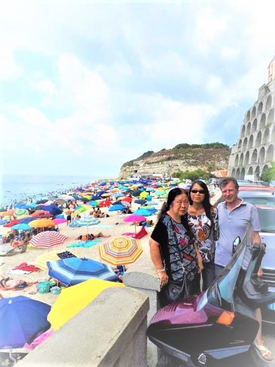 ket.foto: isteri saya bersama Margaretha dan Sandro di Tropea - Italia ,2 tahun lalu/dokpri