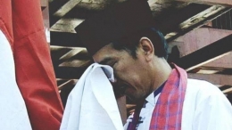 Presiden mencium bendera merah putih. (SUMBER GAMBAR: newmandala.org)