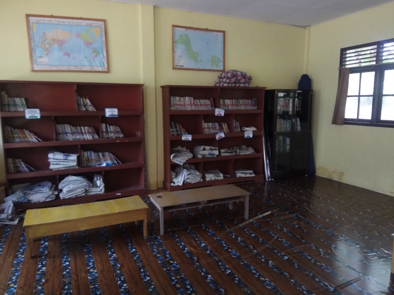 Kondisi perpustakaan desa Riau yang memprihatinkan (dokpri)
