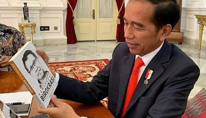 Presiden Jokowi juga baca buku (Foto: Instagram @info_seputarindonesia)